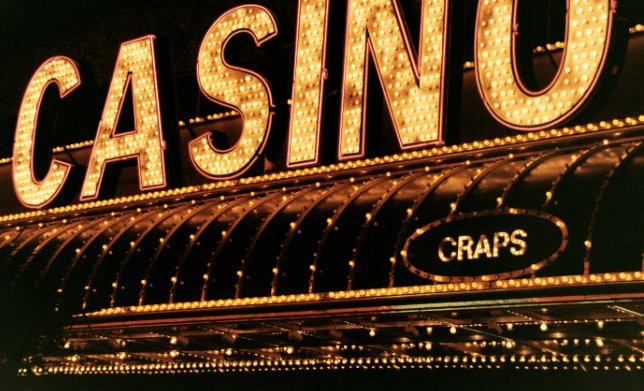 Layar permainan kasino online dengan banyak pilihan slot dan live casino